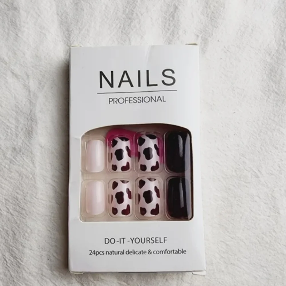 24 Pieces Fake Press On Nails